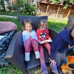 Ania i Nikola siedzą na fotelu.jpg