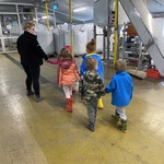 Dzieci zwiedzają halę produkcyjną nawozów ekologicznych.JPG
