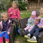 Dziewczynki odpoczywają na fotelach w ogrodzie.JPG