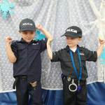 dwaj chłopcy przebrani za policjantow.jpg