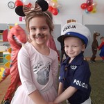 dziewczynka w stroju myszki i cgłopiec w stroju policjanta.jpg