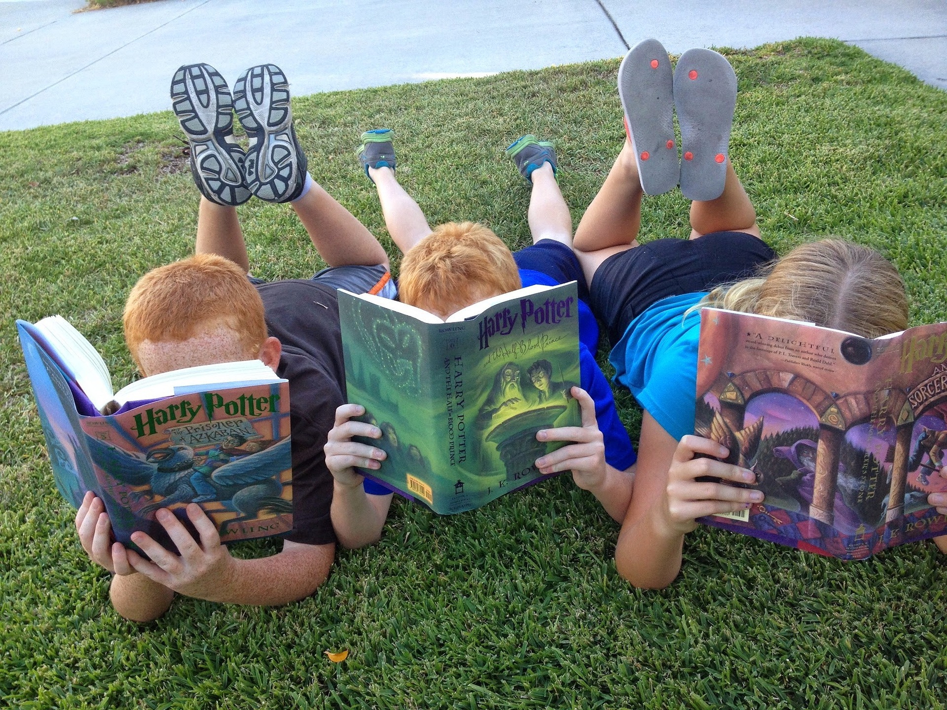 dzieci czytające ksiązki na trawie.jpg