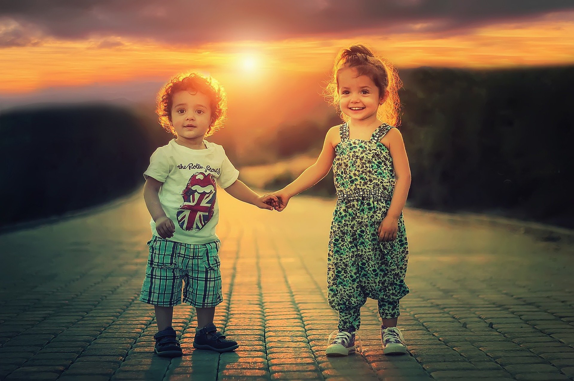 chłopiec i dziewczynka  na tle zachodu słońca.jpg