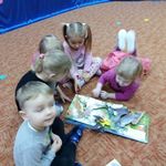 dzieci oglądają ksiązkę na dywanie.jpg