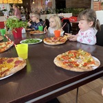 Amelka, Ada i Mateusz jedzą pizzę.JPG