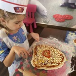 Emilia patrzy na przyrządzoną pizzę.JPG