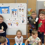 Grupa dzieci przy tablicy na której przyczepione są obrazki przedstawiające prawa dzieci.JPG