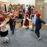 Dzieci tańczą ustawione w pociąg.JPG
