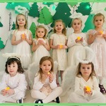 8 dziewczynek w anielskich strojach.JPG