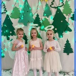 Trzy dziewczynki na tle świątecznej dekoracji.JPG