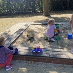 Dzieci bawią się w piaskownicy.JPG