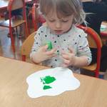 dziewczynka maluje zieloną farbą.jpg