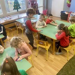 Grupa dzieci przy stołach.JPG