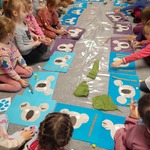 Dzieci wykonuja prace plastyczna pt. koala.jpg