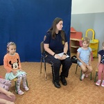 Dzieci słuchają Strażnika Miejskiego.JPG
